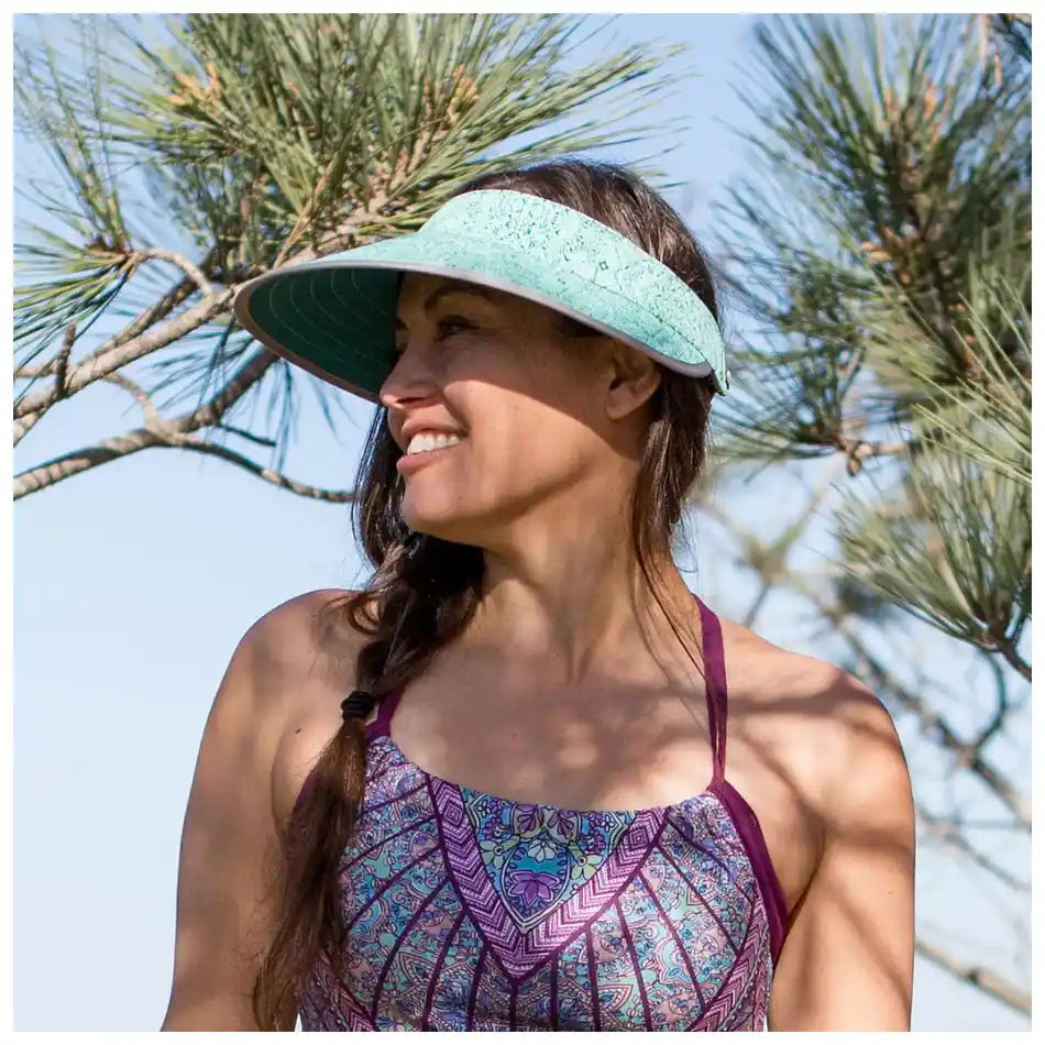 אישה חובשת מצחיית שמש רחבה Sunday Afternoons Sport Visor בשטח