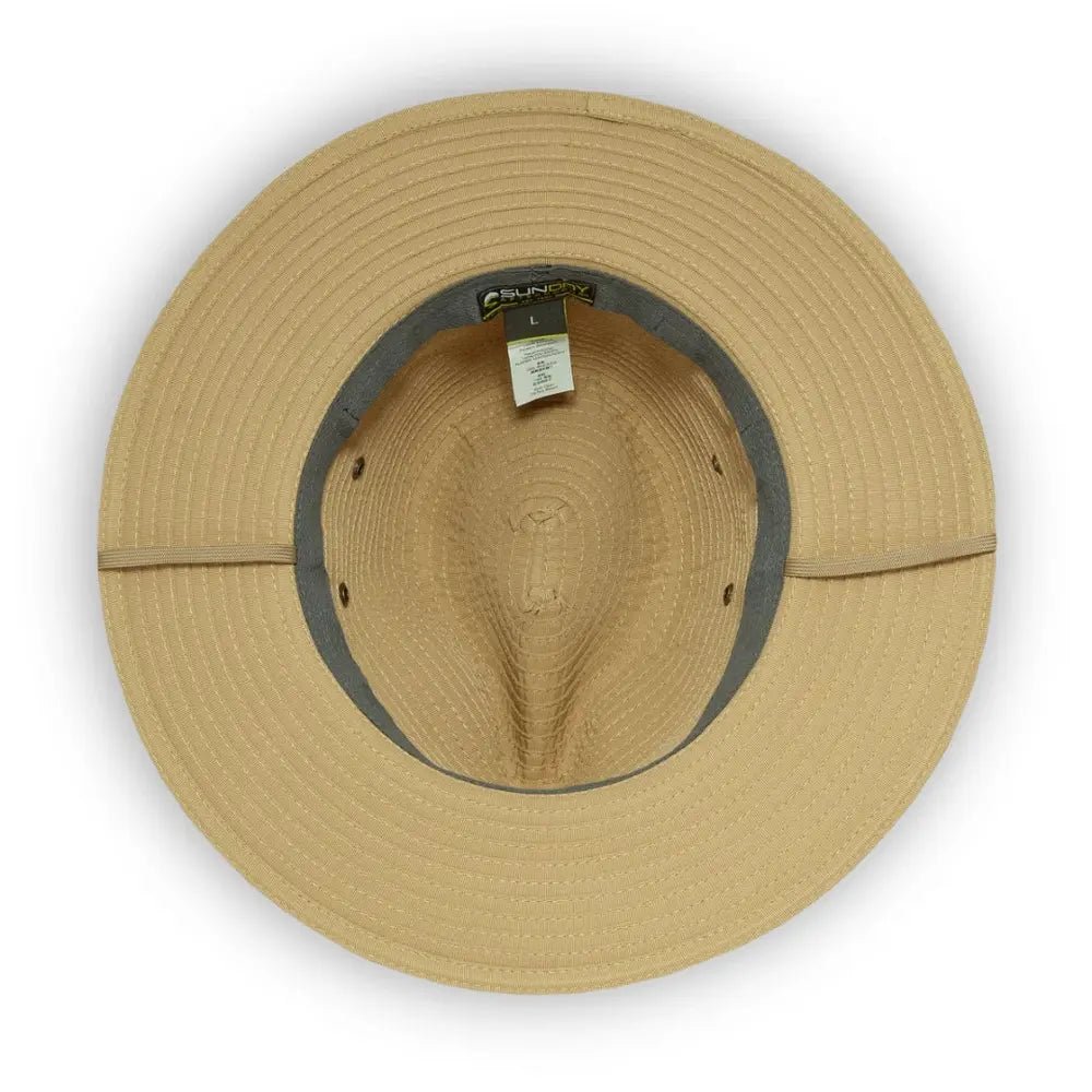 פנים כובע Sunday Afternoons Ventura Hat עם תווית המותג ורצועת הזיעה המוסמכת bluesign, הגנת UPF 50+ ואיוורת מתכת