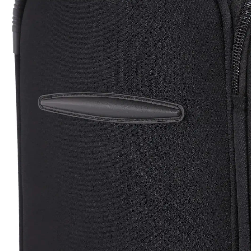שקע USB אינטגרלי במזוודת SWISS Belluno 20 אינץ לטעינה נוחה של מכשירים ניידים במהלך הטיסה