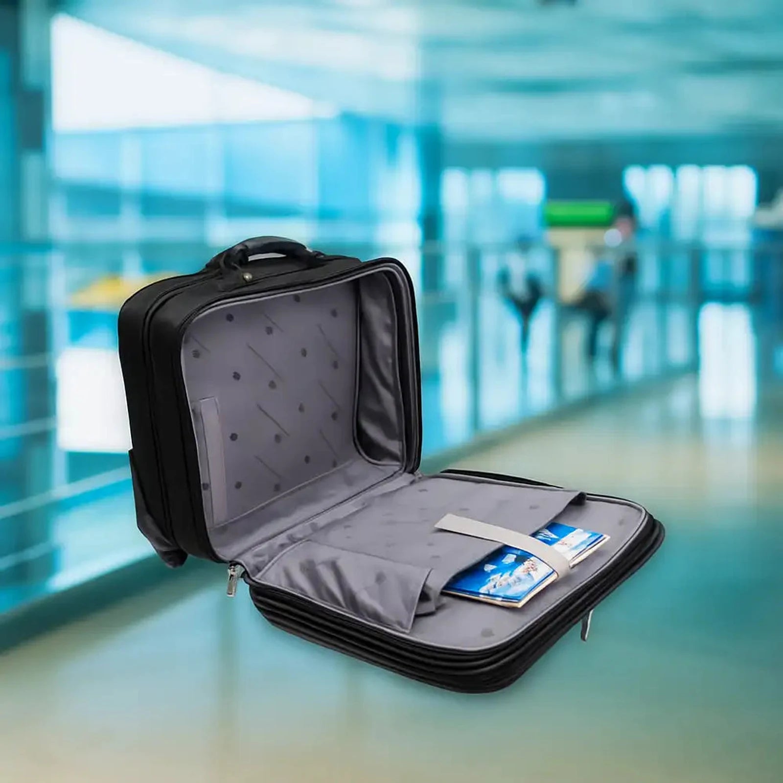 תיק טרולי עסקי Swiss Executive Glide 18 אינץ׳ פתוח על רצפת שדה תעופה, מראה שימוש עם מסמכי טיסה לאנשי עסקים בנסיעה