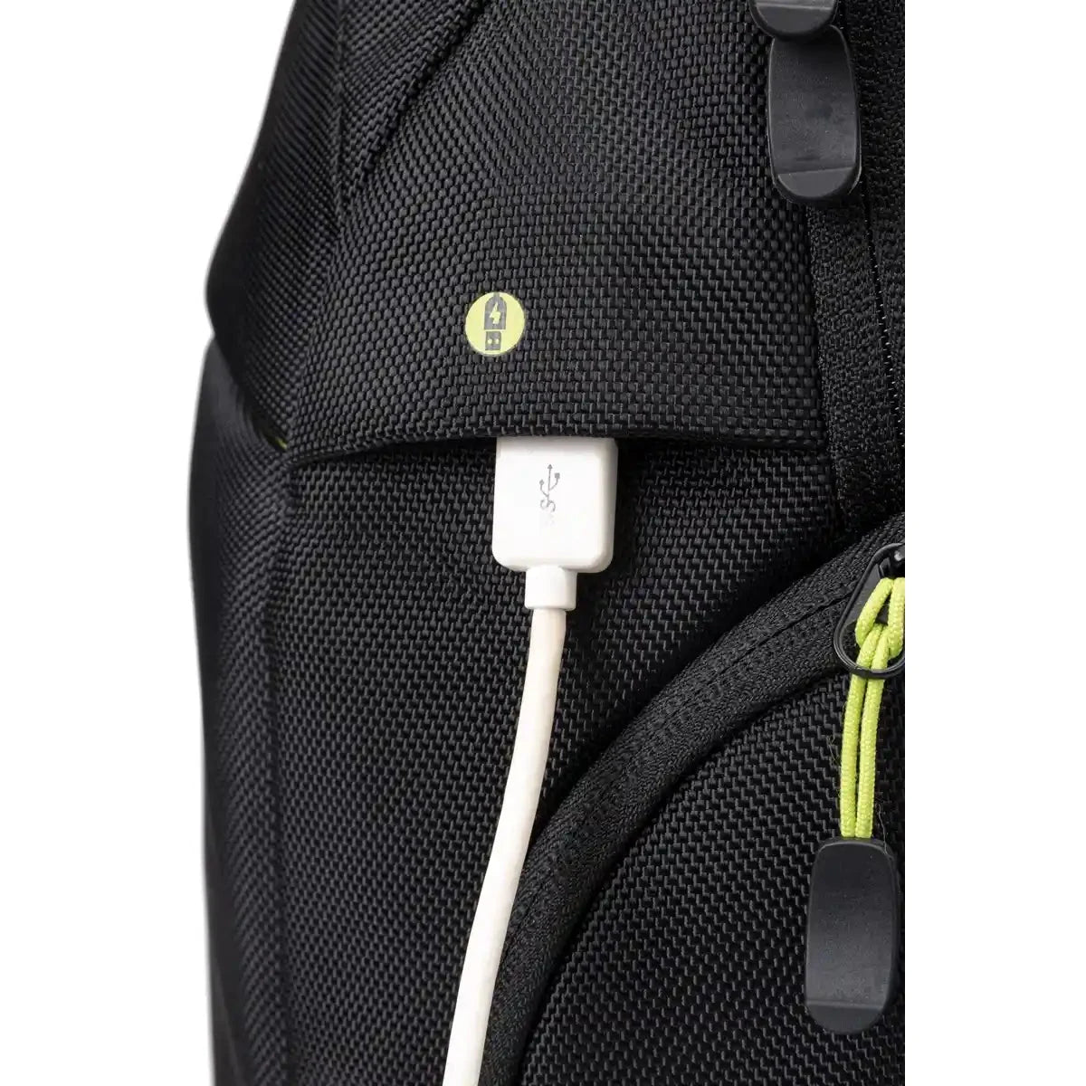 תקריב על שקע USB חיצוני של SwissDigital JAVA SD805 עם כבל לבן מחובר לטעינת פלאפון
