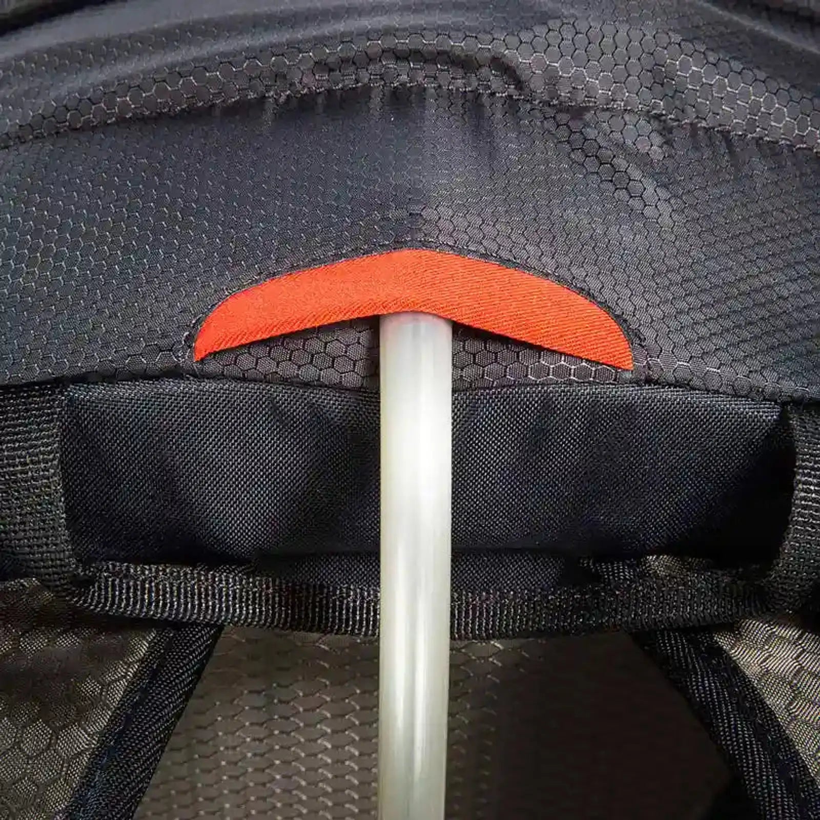 תקריב על אריג 100D Mini Honeycomb העמיד של תרמיל TATONKA MTB 14, עם יציאה למערכת שתייה לצינור הידרציה