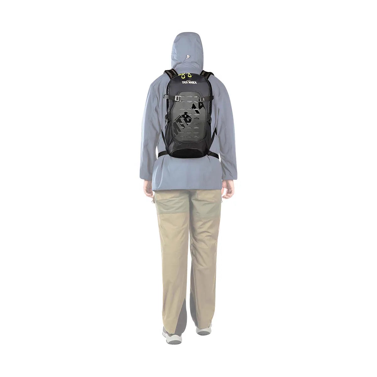 תרמיל רכיבה TATONKA Bike Backpack MTB 14 בצבע שחור על גב רוכב, מבט אחורי המציג את התאמת התרמיל לשטח