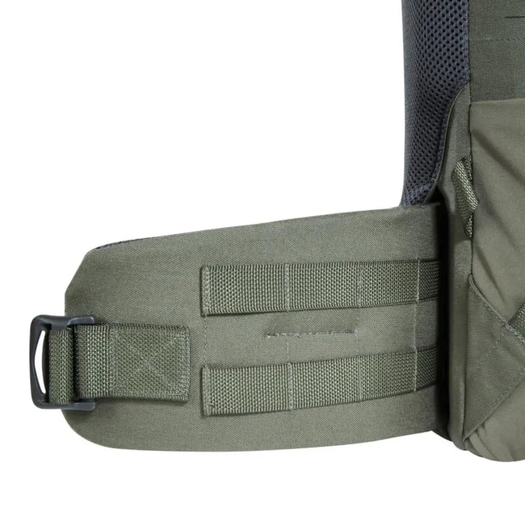 תרמיל יום טקטי Tatonka EDC Pack 30 BC בצבע זית, תקריב על חגורת מותניים מרופדת עם רצועות MOLLE