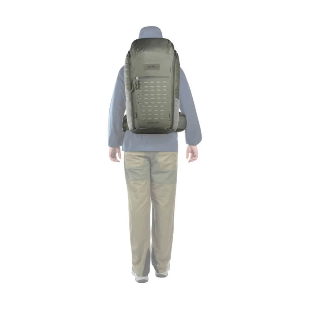 תרמיל יום טקטי Tatonka EDC Pack 30 BC בצבע זית בשימוש על הגב, נפח 30-35 ליטר לטיול יומי