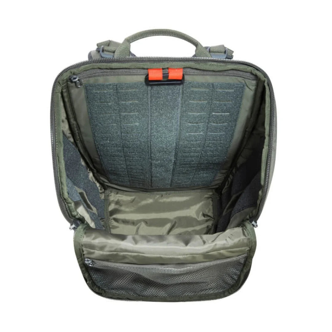 תרמיל יום טקטי Tatonka EDC Pack 30 BC בצבע זית עם תא ראשי פתוח בסגנון Front Loader לארגון ציוד