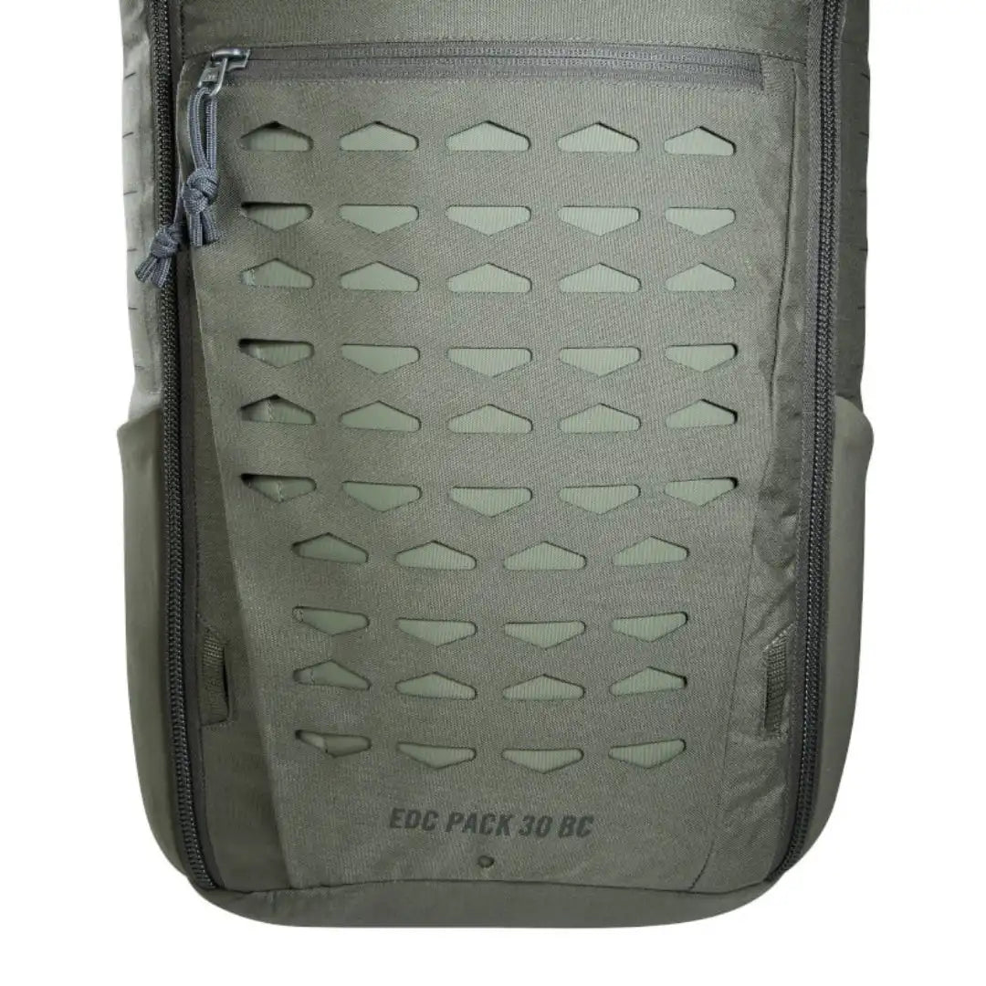 תרמיל יום טקטי Tatonka EDC Pack 30 BC בצבע זית, תקריב על פאנל MOLLE חזיתי לחיבור פאוצ׳ים