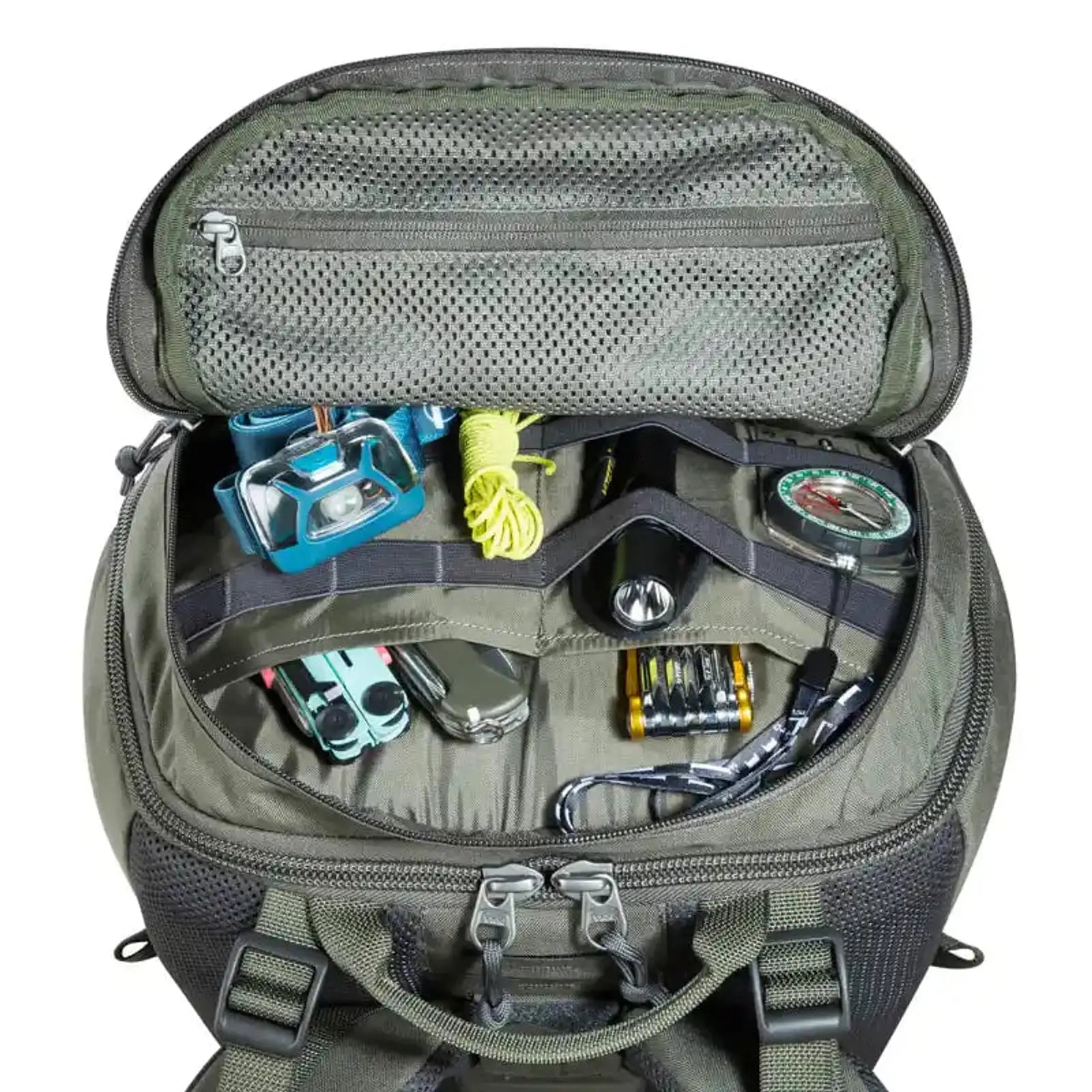 תרמיל יום טקטי Tatonka EDC Pack 30 BC בצבע זית עם תא עליון פתוח וציוד EDC מאורגן בפנים