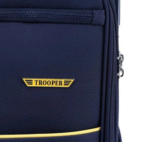 תקריב תג לוגו TROOPER הצמוד לכיס הקדמי של מזוודת בד B-lite II נייבי, בד פוליאסטר בצפיפות גבוהה