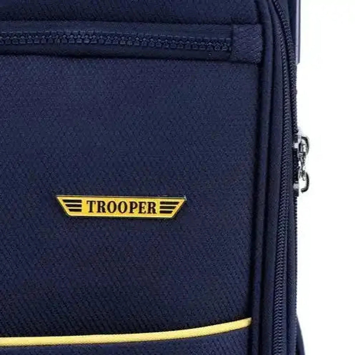 תקריב תג לוגו TROOPER הצמוד לכיס הקדמי של מזוודת בד B-lite II נייבי, בד פוליאסטר בצפיפות גבוהה