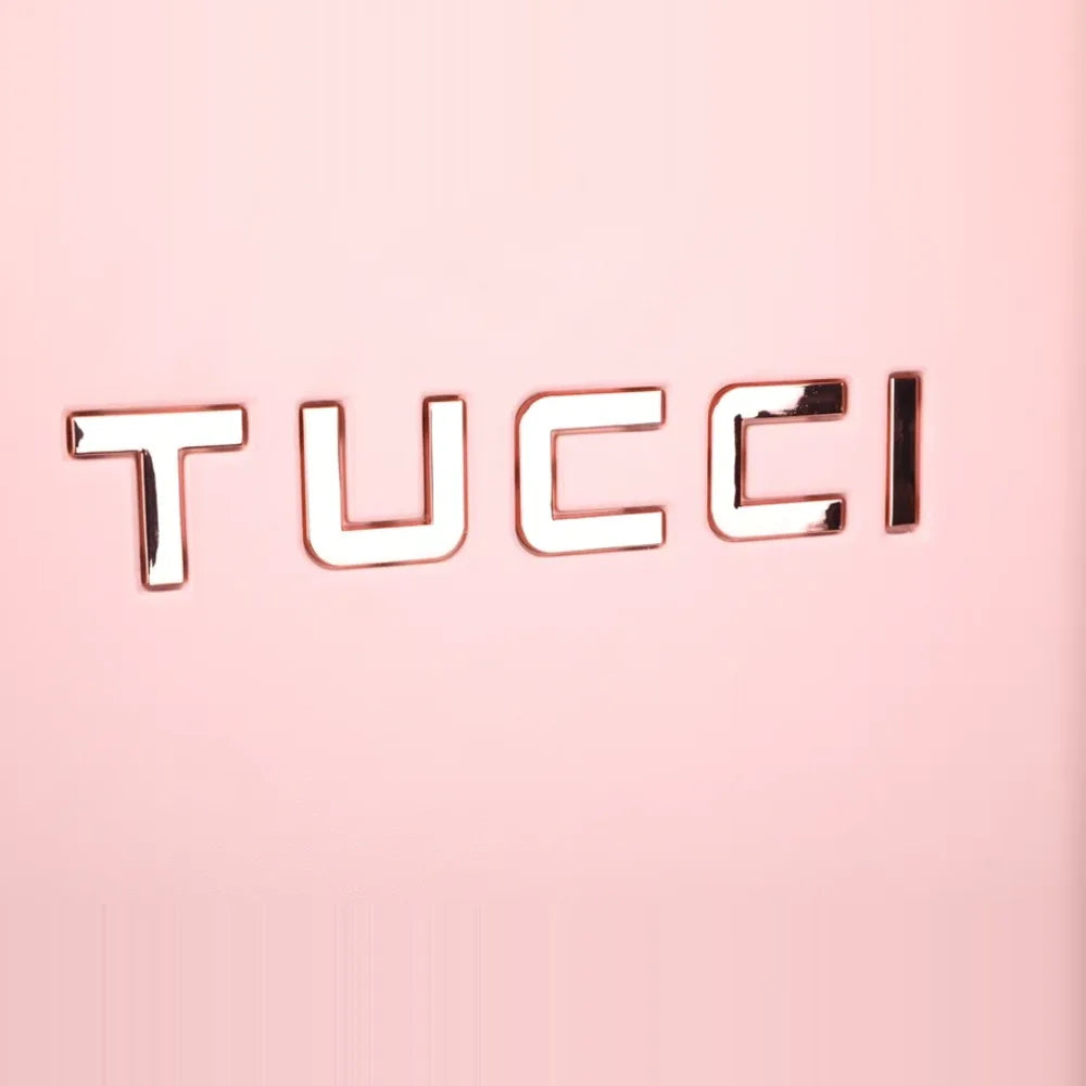תקריב לוגו TUCCI בולט על מזוודה קשיחה גדולה 28 אינץ' מסדרת RECCOLTO בצבע ורוד, מרקם מוברש עמוק וגימור יוקרתי