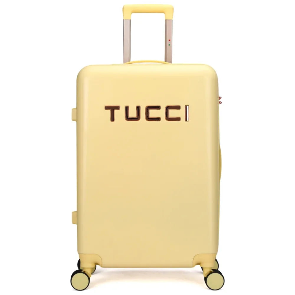 מזוודה קשיחה מתרחבת TUCCI דגם RECCOLTO בצבע צהוב עם לוגו, מרקם מוברש עמוק ומנעול TSA, מבט מלפנים