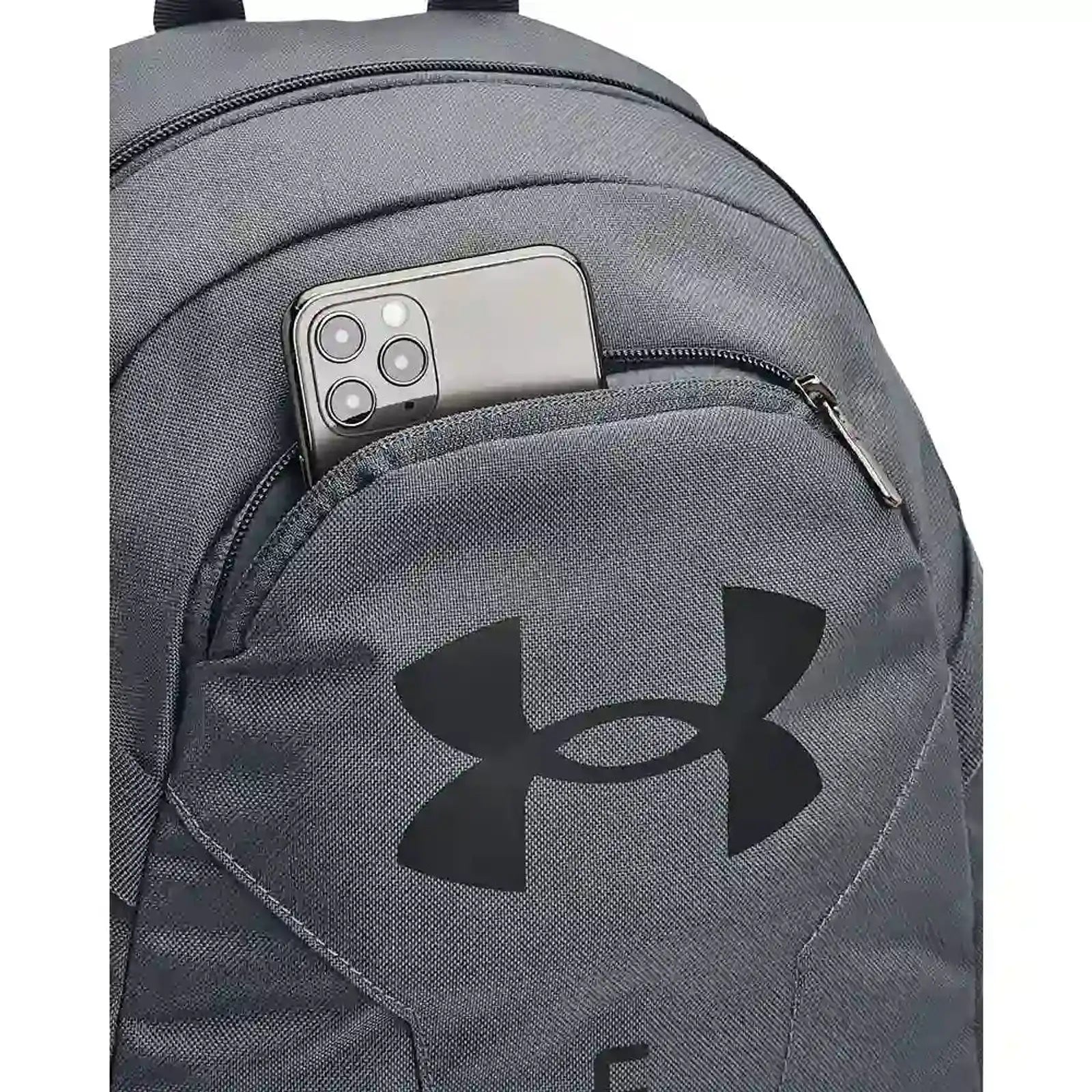 תקריב על הכיס הקדמי והלוגו של תיק הגב Under Armour Hustle Lite אפור