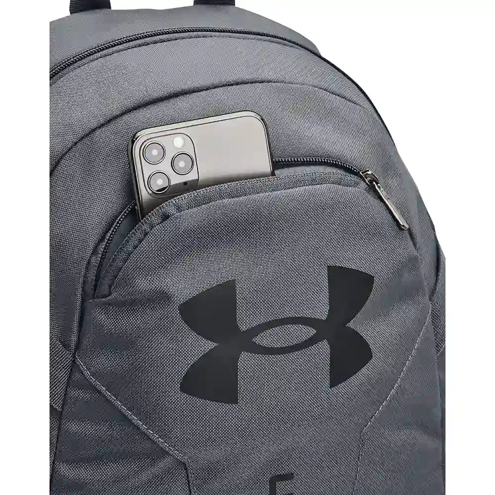 תקריב על הכיס הקדמי והלוגו של תיק הגב Under Armour Hustle Lite אפור
