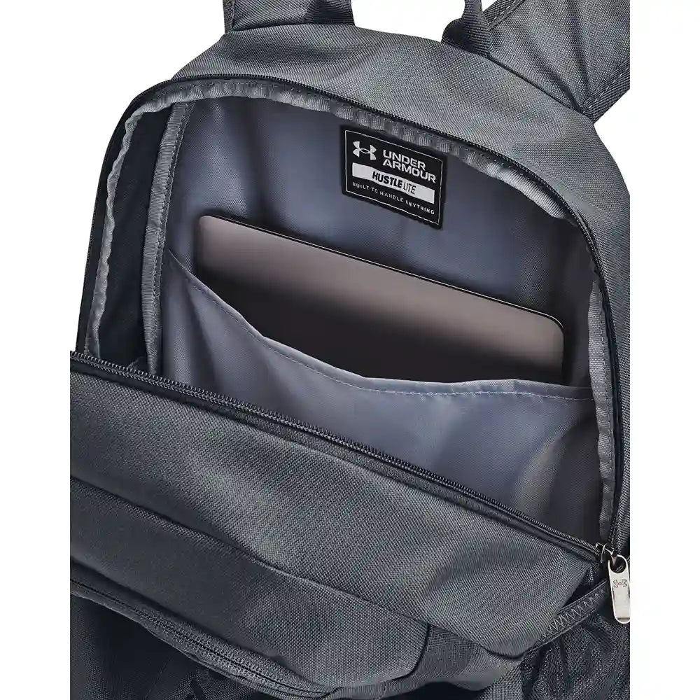 התא הפנימי המרופד למחשב נייד בתיק הגב Under Armour Hustle Lite 26L אפור