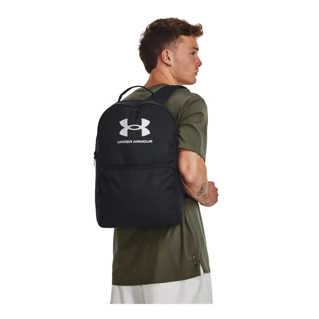 תיק גב ספורטיבי Under Armour Loudon 25L בצבע שחור על גבו של דוגמן, רצועות כתף מרופדות ארגונומיות