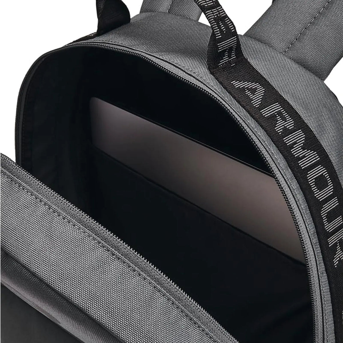 תיק גב Under Armour Loudon 25L בצבע אפור - התא הראשי פתוח עם מחשב נייד בתא המרופד