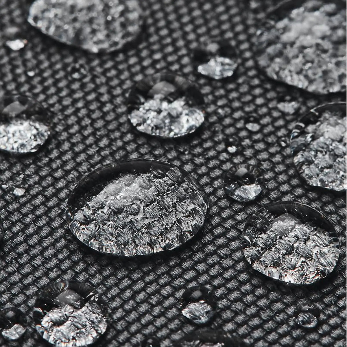 תיק גב Under Armour Loudon 25L בצבע אפור - תקריב על הבד דוחה המים עם טיפות מים