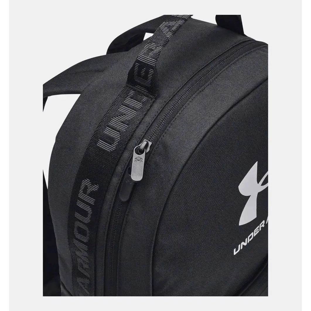 תיק גב Under Armour Loudon 25L תקריב על רוכסן ורצועת לוגו UA ממותגת על הצד - פוליאסטר בצפיפות גבוהה להגנה מושלמת מפ