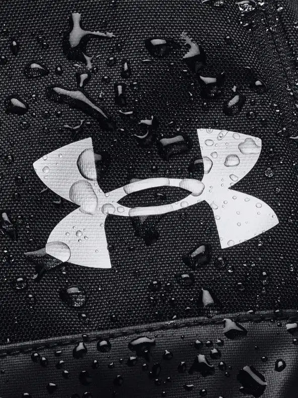 תקריב על טיפות מים על תיק נעליים Under Armour Contain עם טכנולוגיית UA Storm להגנה מפני מים ואבק