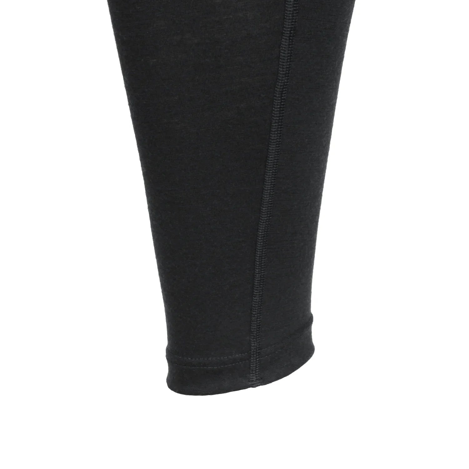 תקריב תפר צד ואזור הרגל התחתונה של גטקס Wilderness Wear Light Merino, מכנס שכבה תחתונה לסקי וספורט חורף