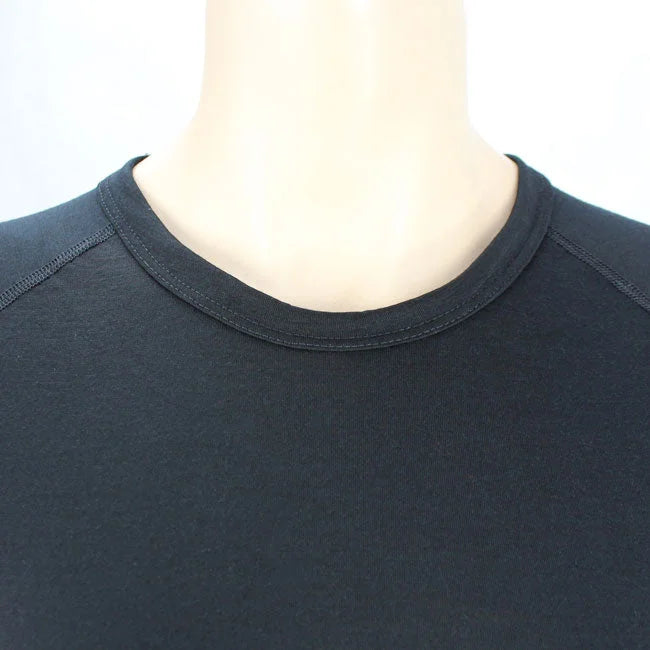 קלוז-אפ צווארון עגול של חולצת בסיס שחורה Wilderness Wear Light Merino, צמר מרינו 100% אוסטרלי, גזרת Slim