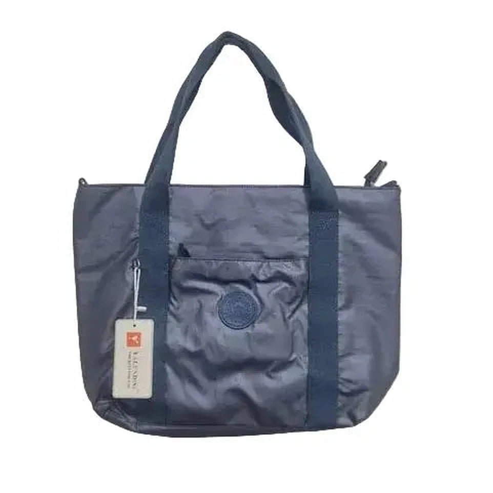 תקריב תווית המותג YALUNDISI על תיק Tote Glossy Bag בבד סטון ווש מבריק