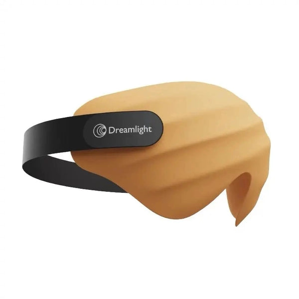 מסכת עיניים ארגונומית 4D מבית Dreamlight בגוון חמרה עם רצועה שחורה מתכווננת, מבט תלת רבעי על רקע לבן