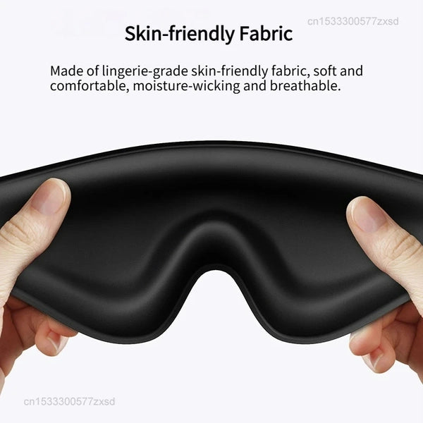 שתי ידיים מותחות מסכת עיניים 4D שחורה של Dreamlight, ממחישות בד רך נעים למגע ונושם לשימוש ממושך