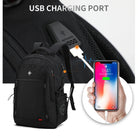 שקע USB בצד תיק הגב AOKING CAMBRIDGE לטעינת הטלפון בדרך מסוללה ניידת שנמצאת בתוך התיק