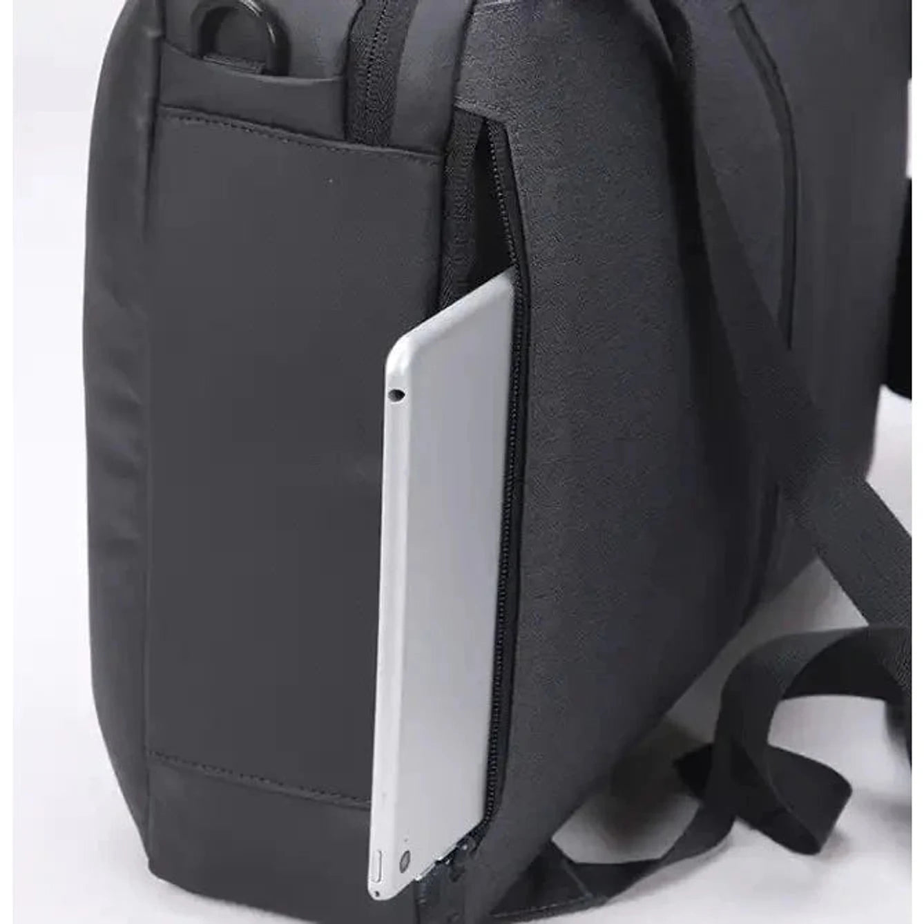 תיק גב AOKING Business Pro דגם SN86099 עם תא ייעודי מרופד ללפטופ עד 15.6 אינץ׳, תקריב של הכנסת מחשב