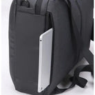 תיק גב AOKING Business Pro דגם SN86099 עם תא ייעודי מרופד ללפטופ עד 15.6 אינץ׳, תקריב של הכנסת מחשב