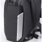 תיק גב AOKING Business Pro דגם SN86099 עם תא ייעודי מרופד ללפטופ עד 15.6 אינץ׳, תקריב של הכנסת מחשב