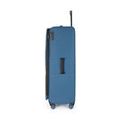 מבט צד של מזוודה גדולה אולטרא לייט CABIN FLUX Spirit C-Lite בצבע כחול עם ידית אחיזה, 29 אינץ׳