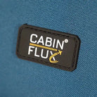 תווית מותג CABIN FLUX הקנדי על מזוודת Spirit C-Lite 33 אינץ' XXL, בד אולטרא לייט כחול עם שלדת קרבון, תקריב