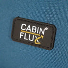 תווית מותג CABIN FLUX הקנדי על מזוודת Spirit C-Lite 33 אינץ' XXL, בד אולטרא לייט כחול עם שלדת קרבון, תקריב