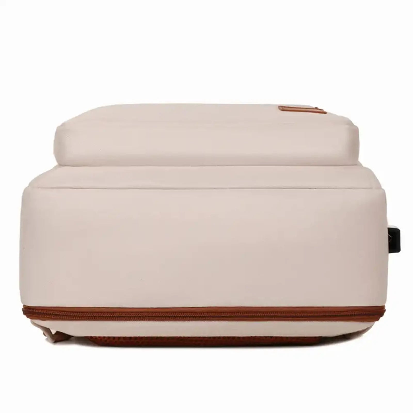תיק עלייה למטוס נשי CABIN FLUX Alexa מבט מלמטה, בסיס מחוזק עם רגליות ופתחי אוורור למבנה יציב