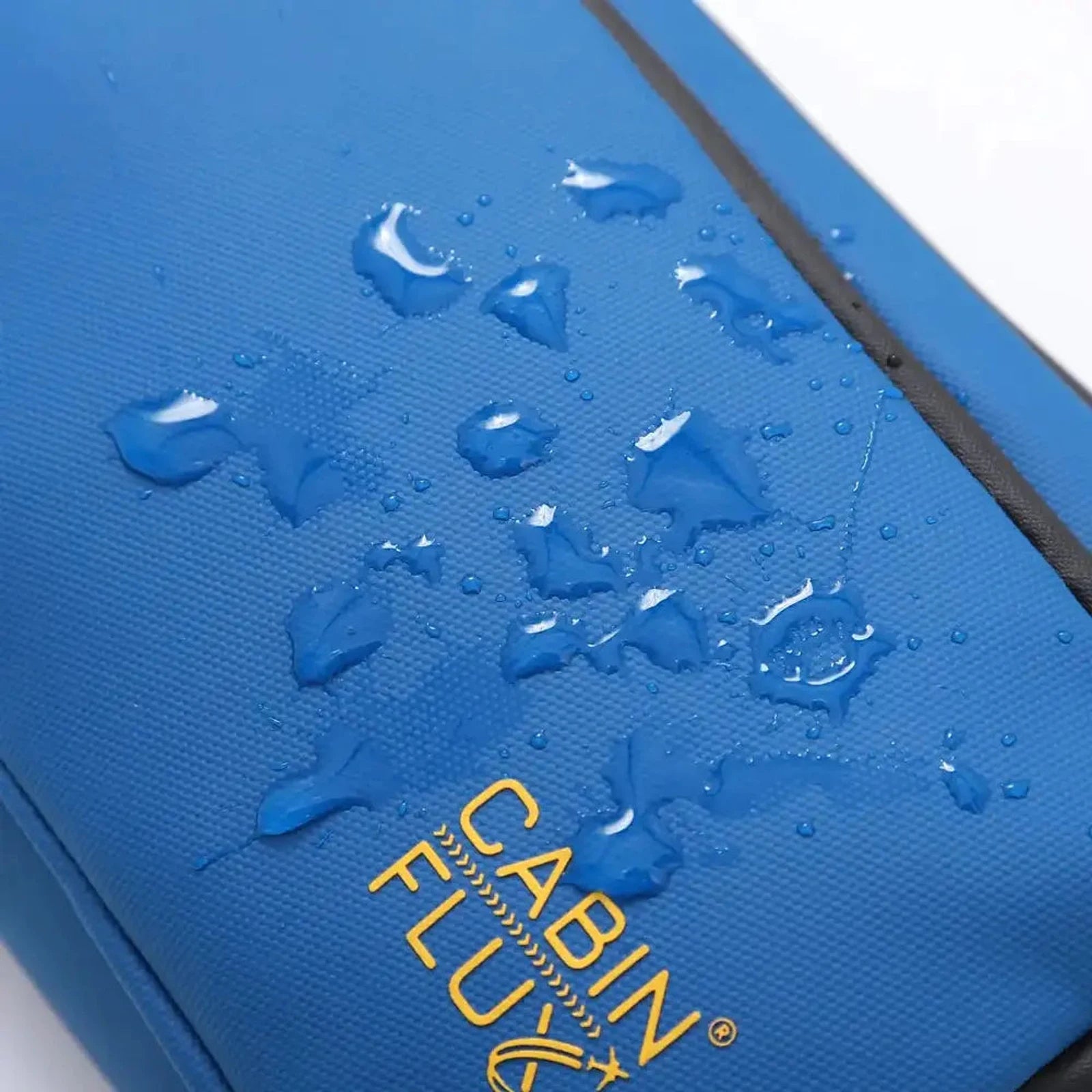טיפות מים גולשות מבד בליסטי דוחה מים בצבע כחול של סט מזוודות CABIN FLUX Apex Ranger לעמידות בכל מזג אוויר