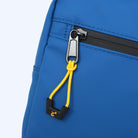 תקריב רוכסן YKK אטום מים של תיק רחצה CABIN FLUX Apex Ranger כחול קורל, עמיד ואיכותי