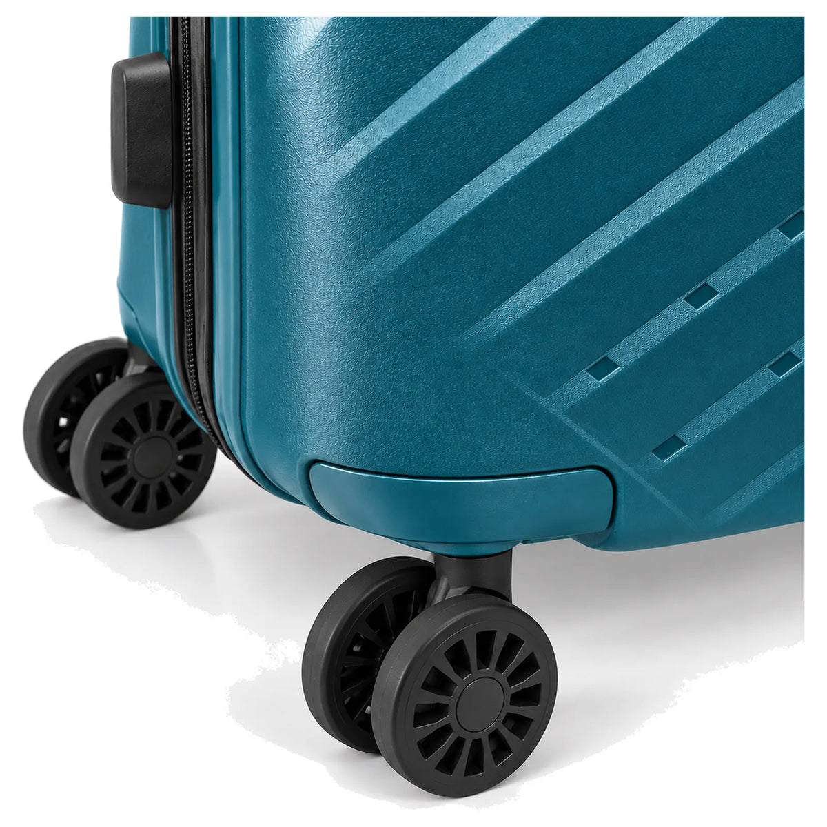 תקריב על גלגלי הספינר הכפולים של מזוודת CABIN FLUX APOLLO 20״
