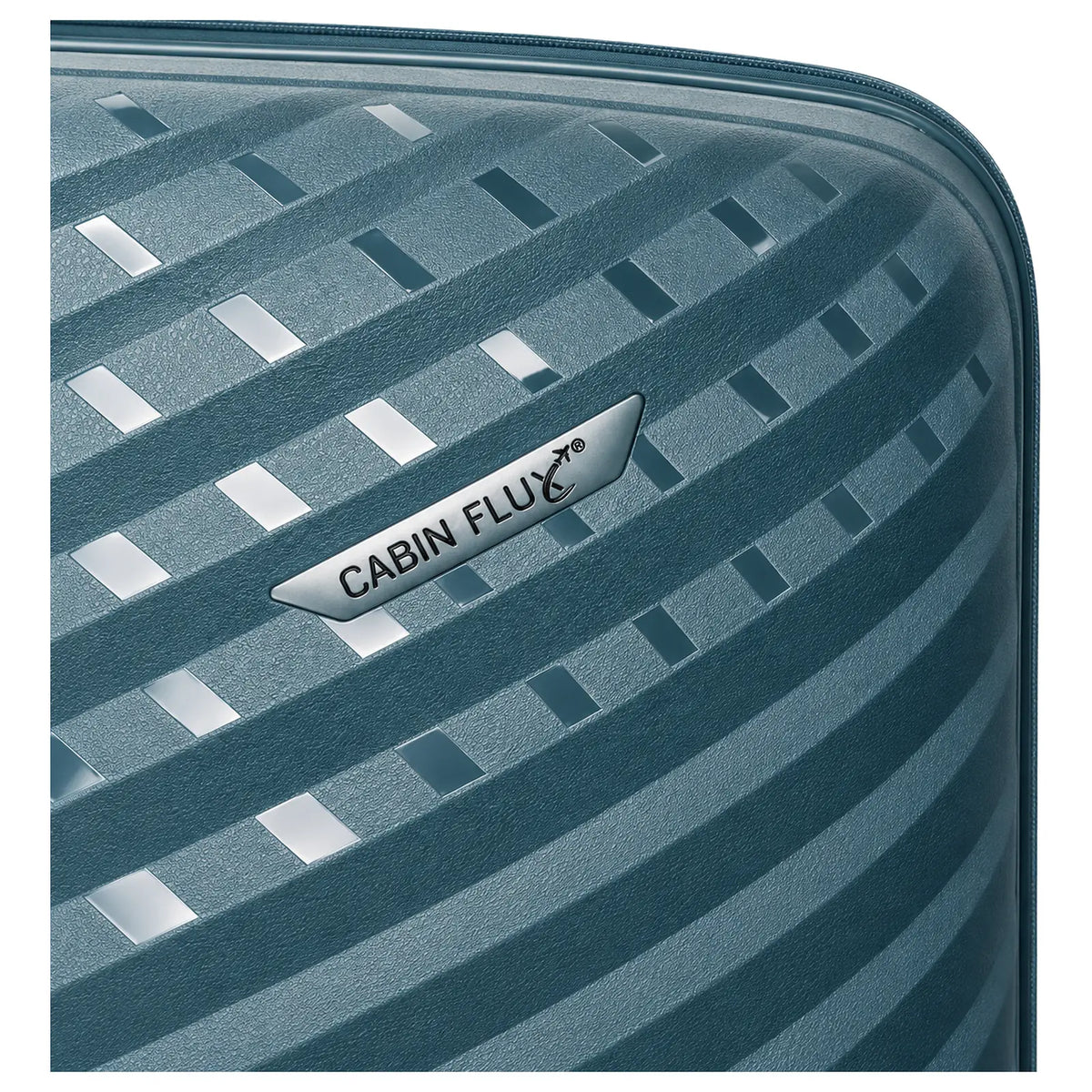 תקריב על מרקם מעטפת הפוליפרופילן ותג CABIN FLUX - מזוודת CABIN FLUX APOLLO 20״