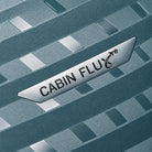 תקריב על תג CABIN FLUX על מעטפת מזוודת APOLLO בצבע ירוק פטרול