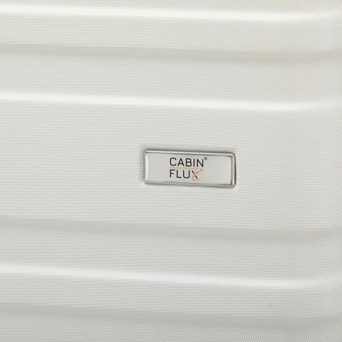מזוודה עליה למטוס 20 אינץ׳ CABIN FLUX דגם Celine, תקריב מעטפת ABS קשיחה ולוגו מותג רשום