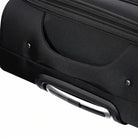תקריב תחתית תיק טרולי עסקי CABIN FLUX Executive 18 אינץ' עם גלגל ספינר וידית תחתונה משולבת