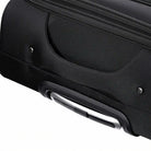 תקריב תחתית תיק טרולי עסקי CABIN FLUX Executive 18 אינץ' עם גלגל ספינר וידית תחתונה משולבת