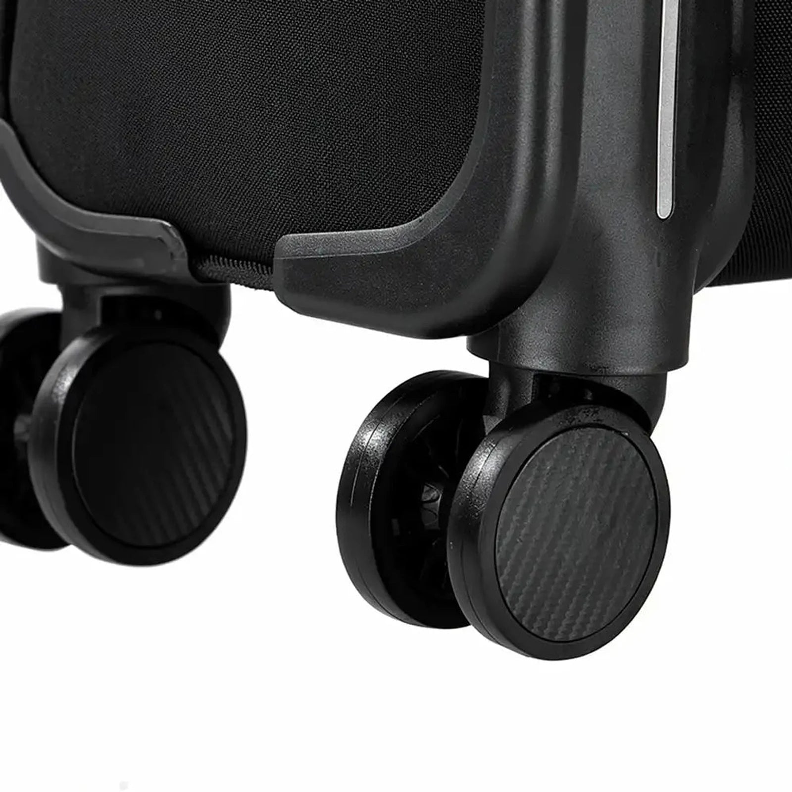 ארבעה גלגלי ספינר כפולים 360 מעלות שקטים על תיק טרולי עסקי CABIN FLUX Executive 18 אינץ', תקריב תחתית