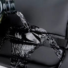 הדגמת עמידות בפני מים של תיק עליה למטוס CABIN FLUX Falcon, בד Ballistic Nylon דוחה מים עם רוכסני YKK