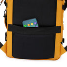 תיק עליה למטוס CABIN FLUX Iconic עם תא אחורי נסתר והגנת RFID לדרכון וחפצי ערך, תצוגה עם טלפון נייד