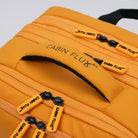 תיק עליה למטוס CABIN FLUX Iconic עם ידית עליונה מרופדת ותפירה מחוזקת, תקריב של הידית ואזור התליה