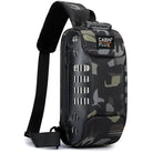 תיק קרוסבודי נגד גנבות CABIN FLUX JetPack בצבע ירוק צבאי קמופלאז, עם מנעול קוד מובנה, זווית שלושה רבעים